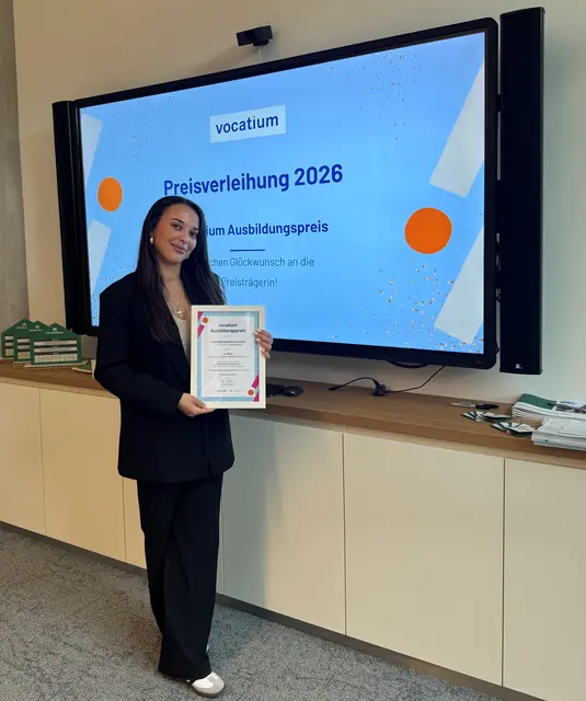 „Von der Copacabana ins Jugendamt“: Duale Studentin der Kreisverwaltung Lara Maria Barbosa van Uem beim bundesweiten vocatium Ausbildungspreis ausgezeichnet. | Foto: Landkreis Harburg