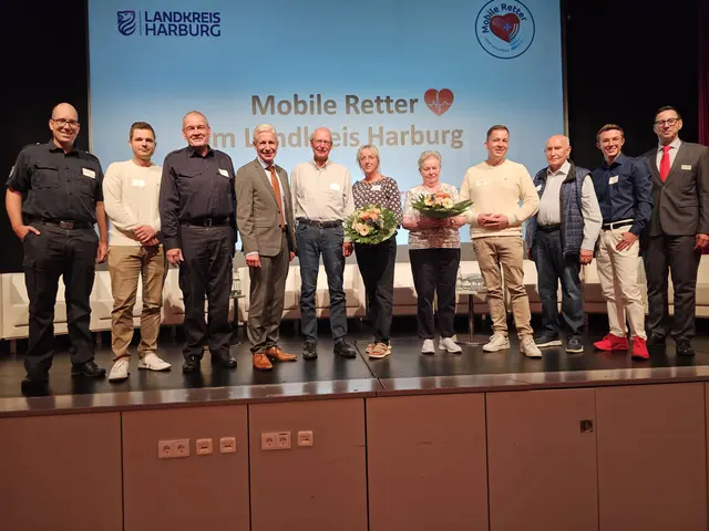 a.	„Vielen Dank, dass es euch gibt!“ – Dankeschön-Abend für die Mobilen Retter im Landkreis Harburg in der Burg Seevetal (von links): Florian Fietz (Leiter Rettungsleitstelle Landkreis Harburg, Mobiler Retter Niklas Lübbe, Burkhard Giese (Disponent Rettungsleitstelle Landkreis Harburg), Landrat Rainer Rempe, Knud Gaedcke, Silke Gaedcke, Gabriele Bandow, Mobiler Retter André Schrader, Kurt Bandow, Mobiler Retter Laszlo Przybylski und Daniel Rupp (Leiter Abteilung Rettungsdienst, Brand- und Katastrophenschutz Landkreis Harburg). | Foto: Landkreis Harburg