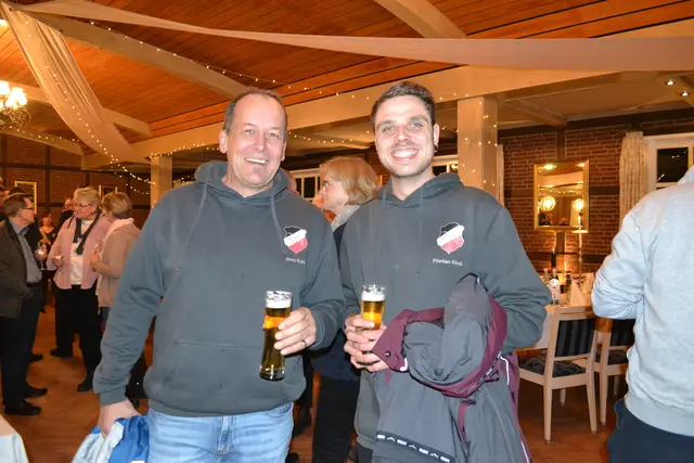 Vom Pfeifenclub Otter dabei waren  Vorsitzender Florian Klug (re.) und Kassierer Jens Kahl | Foto: bim