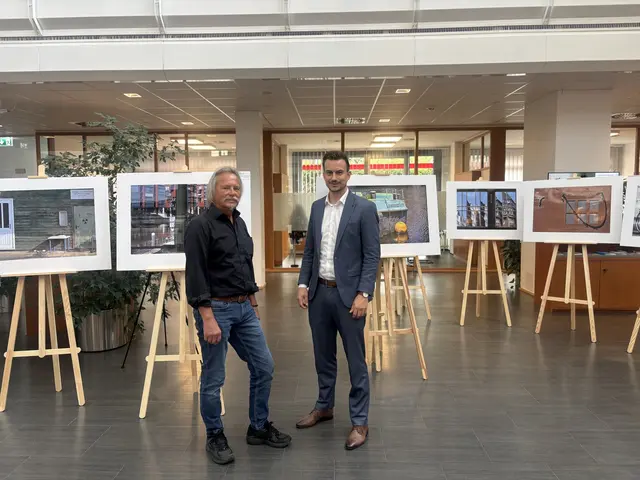 Freuen sich über die gelungene Kooperation: Fotograf Paul Matthiesen (v. li.) und Hannes Budde, Regionalleiter der Sparkasse Stade-Altes Land, inmitten der aktuellen Ausstellung | Foto: sts