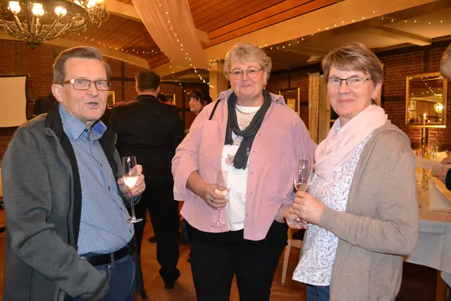 Otters Bürgermeisterin Birgit Horstmann (Mi.) mit Fred-Kennet Wengert und Elke Münster vom Mühlenverein Kampen | Foto: bim