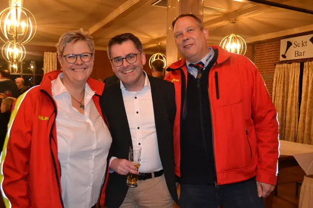 Margret Holste und Florian Rosenow von der DLRG mit Tostedts stv. Samtgemeinde-Bürgermeister Rolf Aldag | Foto: bim