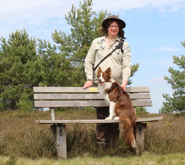 Rangerin Sandra Malissa lädt zur Tour durch den Wald ein | Foto: Nordic Ranger