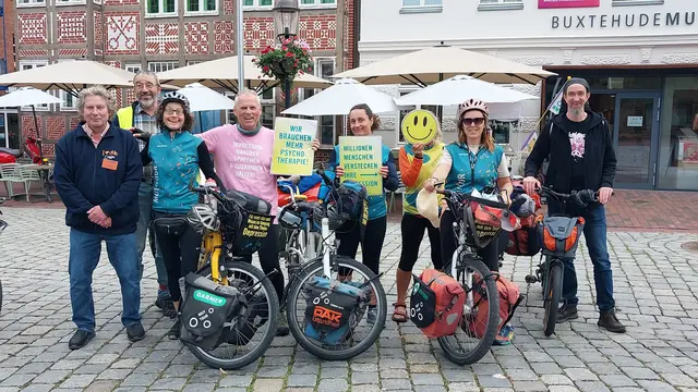 (v.l.): Teilnehmende der Mitfahr-Aktion und des ADFC Hamburg sowie Maike Horst, Jenni Schmidt, Claudia Burmeister und Luisa Schieferstein vom MUT-TOUR Tandem-Team

 | Foto: M. Schmidt