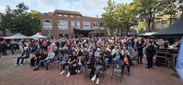 Der Platz vor der mobilen Bühne war mit vielen Besuchern besetzt | Foto: André Welle