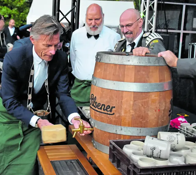 Bürgermeister Jan Hendrik Röhse wird erneut ein Bierfass anstechen, das der Buchholzer Schützenverein stiftet | Foto: Stadt Buchholz