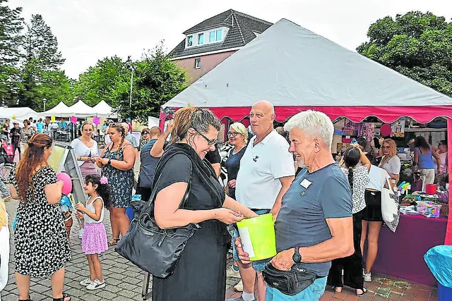 Udo Pagenkämper, Vorsitzender der KinderKrebsHilfe Buchholz (KKi) beim Losverkauf | Foto: Axel-Holger Haase