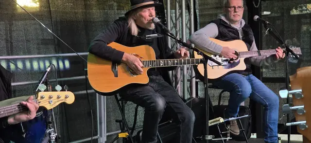 Das Stonehill Trio aus Hanstedt sangen ihre Songs zu Akustikgitarren | Foto: André Welle