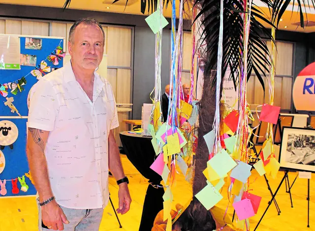 Der Fotograf Frank Kettwig stellt seine Fotos zum Thema Demenz und die Antworten von Besuchern einer Aktion aus | Foto: Pöp