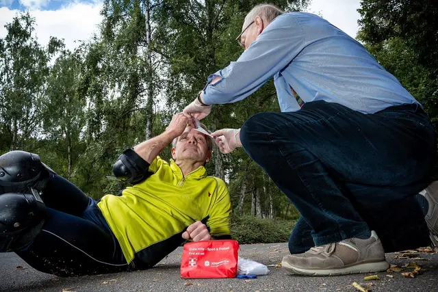 Erste Hilfe sollte jeder jederzeit leisten können - wie hier bei einem Inlineskating-Unfall | Foto: Johanniter