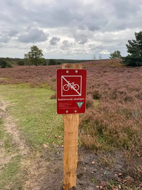 Schilder machen Radfahrende am Brunsberg darauf aufmerksam, dass sie absteigen und schieben | Foto: Landkreis Harburg