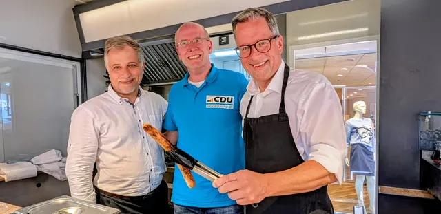 Hier geht’s um die Wurst: Mit Grillzange und Bratwurst zeigte Stades Landrat Kai Seefried (re.) am Samstagvormittag in der Stader Fußgängerzone vollen Einsatz. Kurz vor der Kommunalwahl warben dort noch einmal die Parteien des demokratischen Spektrums - wie hier die CDU - um Stimmen. Denn so launig das Foto daherkommt: Wer am Sonntag sein Kreuz macht, sollte genau hinschauen, wem er seine Stimme gibt. Demokratie lebt vom Wählen – und davon, Menschenwürde, Rechtsstaat und Freiheitsrechte zu schützen. Deshalb: Gehen Sie wählen, aber geben Sie Ihre Stimme bitte keinen extremistischen Populisten | Foto: jd