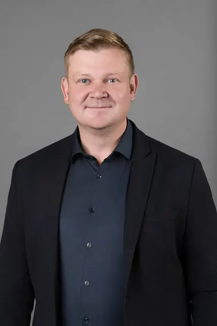 Dank der großzügigen Spende von Carsten Schröder bekommt die Waldschule nun ein Bushäuschen, das die wartenden Kinder vor Wind und Wetter schützt | Foto: Niklas Sahr