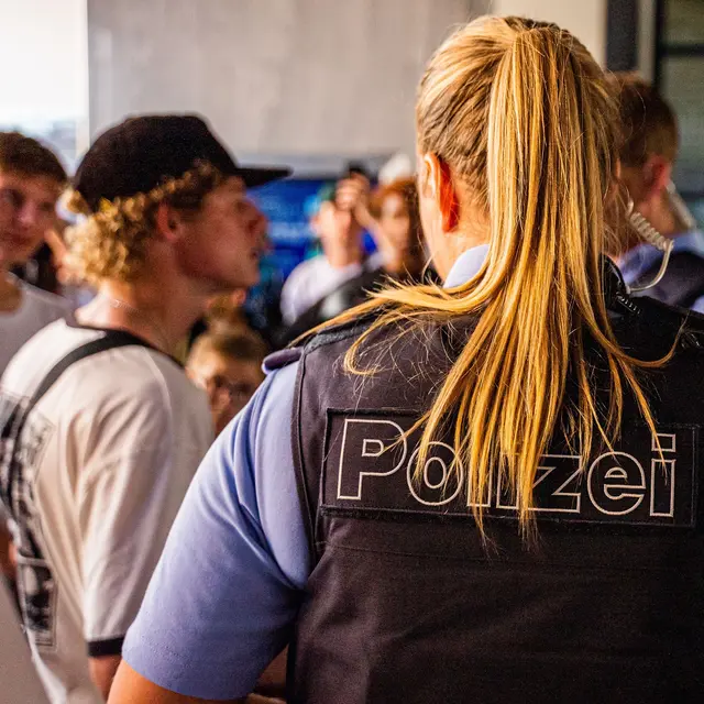 Auf dem Festgelände des Hittfelder Dorffestes fanden Jugendschutzkontrollen durch die Polizei statt | Foto: Evan Velez Saxer