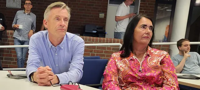 Der amtierende Bürgermeister Jan-Hendrik Röhse und Nicole Bracht-Bent (FDP) beobachten gespannt die neuen Ergebnisse  | Foto: sh