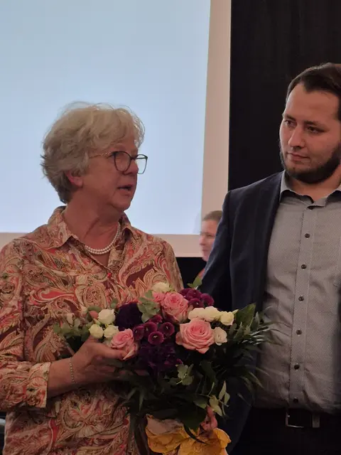 Markus Warnke gratuliert Emily Weede zum Erreichen der Stichwahl | Foto: Pöp