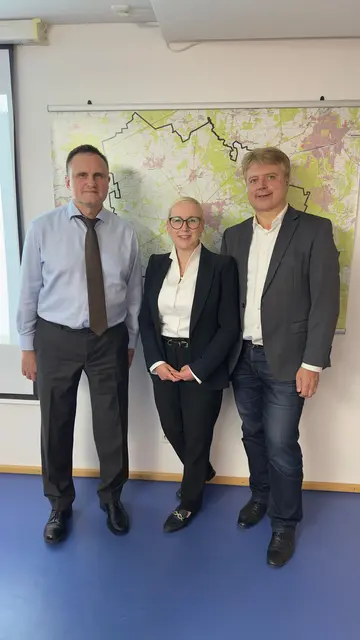 Im Rathaus: Wahlsiegerin Nadja Weippert mit Wahlleiter Michael Burmester (li.) und Noch-Samtgemeinde-Bürgermeister Dr. Peter Dörsam | Foto: Till von Rennenkampff