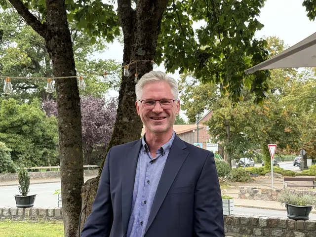 Der künftige Samtgemeinde-Bürgermeister Christian Sauer auf der Wahlparty in Egestorf | Foto: hg