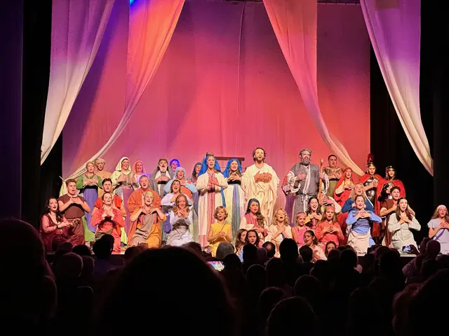 Alle Darstellerinnen und Darsteller singen den Schluss-Song des Musicals. | Foto: C.Wöhling