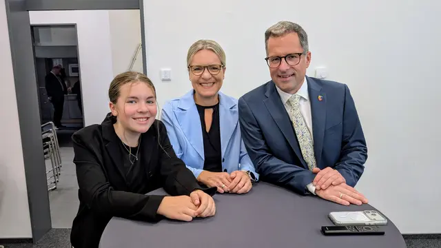 Landrat Kai Seefried ist mit Frau Julia und Tochter Marie im bereits im Wahlstudio im Stader Kreishaus eingetroffen | Foto: jd