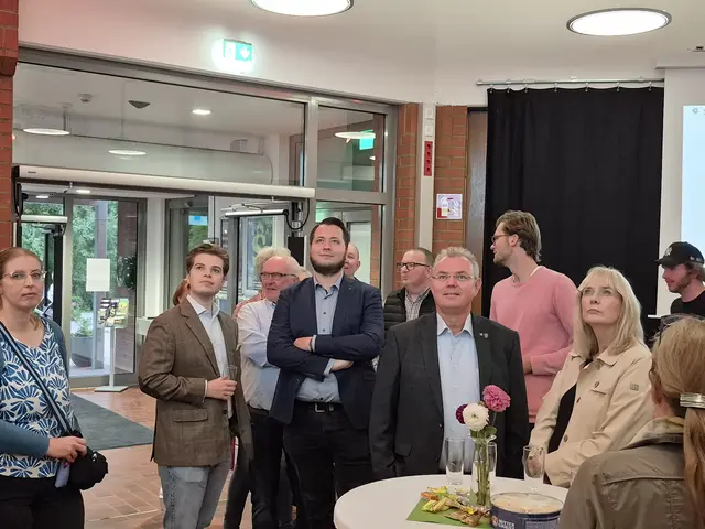 In der Burg Seevetal wurden auf Bildschirm und Leinwand laufend aktuelle Ergebnisse der Bürgermeisterwahl gezeigt | Foto: Pöp