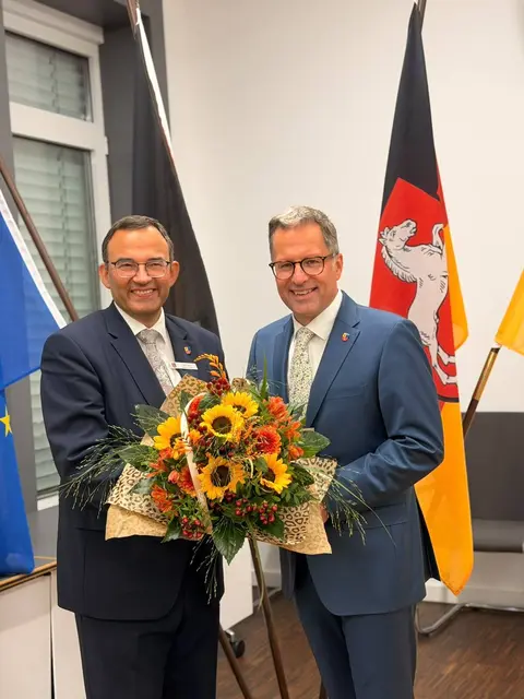 Landrat Kai Seefried (re.) nimmt den Blumenstrauß von Wahlleiter Thorsten Heinze entgegen