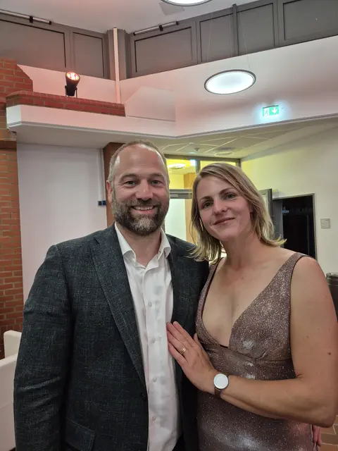 Timo Röntsch wurde von seiner Frau Christina zur zentralen Wahlveranstaltung in der Burg Seevetal begleitet | Foto: Pöp