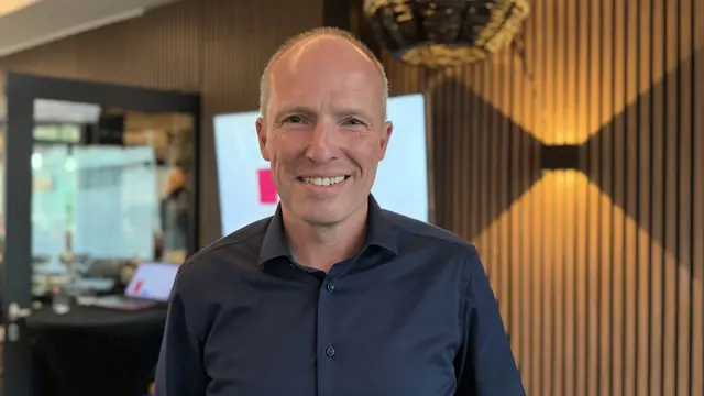 Tobias Handtke (SPD) vor den aktuellen Wahlergebnissen: Der Amtsinhaber liegt bei der Bürgermeisterwahl in Neu Wulmstorf deutlich vorn | Foto: Tina Lüecke