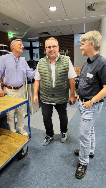 Jan-Hendrik Röhse (v. li.) ist gespannt, wer in die Stichwahl um die Nachfolge kommt. Gemeinsam mit Jan Bauer (CDU) und Oliver Sander, Pressesprecher der Stadt Buchholz | Foto: sh