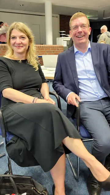 Dirk Hirsch kam gemeinsam mit seiner Partnerin Saskia Reher ins Buchholzer Rathaus und kann sich seine Freude nicht verkneifen | Foto: sh