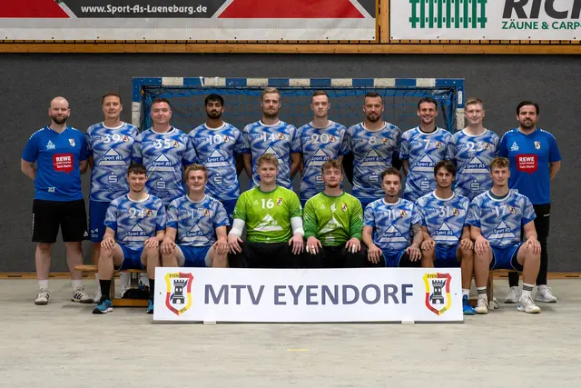 Das siegreiche Verbandsligateam des MTV Eyendorf mit seinem neuen Trainer Ngadhnjim "Gaddi" Xhafolli (re., stehend) | Foto: MTV