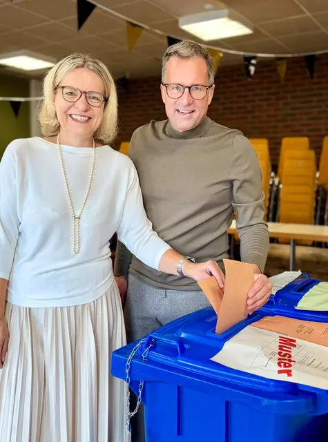 Landrat Kai Seefried ging mit seiner Frau Julia am Sonntagnachmittag in seinem Wohnort Assel zur Wahl | Foto: LR