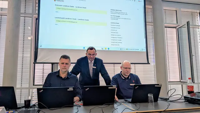 Der Kreiswahlleiter Thorsten Heinze (Mitte) mit zwei Landkreismitarbeitern am Wahlabend um 18 Uhr: Alle Systeme zur Wahlauswertung stehen bereit | Foto: jd