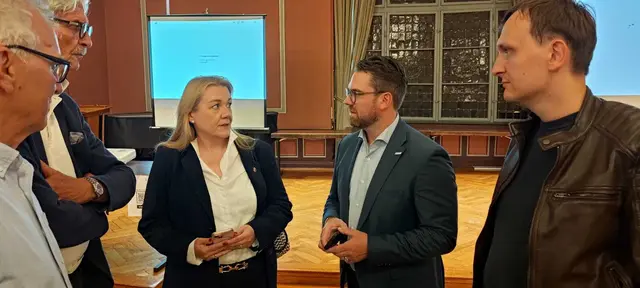 Das Wahlstudio im Stader Königsmarcksaal hat sich zusehends geleert. Die Stader CDU-Politiker diskutieren über eine Strategie für die Stichwahl in 14 Tagen.