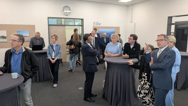 Gebannter Blick auf die Zahlen | Foto: jd