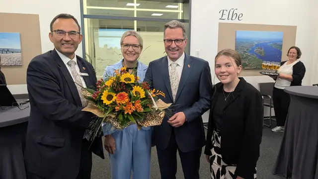Kreiswahlleiter Thorsten Heinze gratuliert Landrat Kai Seefried zur Wiederwahl. Über den Wahlsieg freuen sich auch Seefrieds Frau Julia und die gemeinsame Tochter Marie | Foto: jd