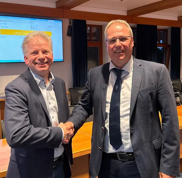 Der scheidende SG-Bürgermeister aus Fredenbeck Matthias Hartlef (re.) gratuliert seinem Nachfolger Tim Siol.
