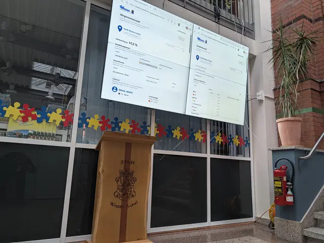 Seit etwa 18:30 Uhr laufen die ersten Ergebnisse im Winsener Rathaus ein. | Foto: Jan Filter