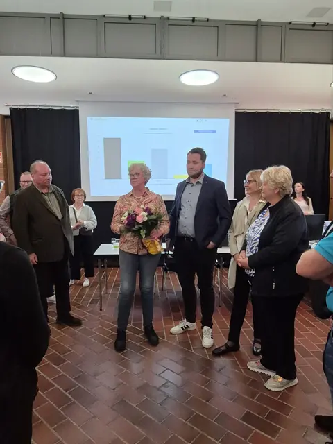 Blumen zur Stichwahl: Emily Weede (Mi.)