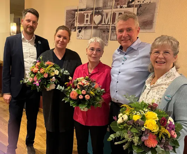 Großer Dank ans Wahlkampfteam: Kira Wenzel (v. li), Christine Rudnik und Anke Grabe bekommen Blumen von Matthias Grabe und Friedemann Blaffer (li.) | Foto: Grabe
