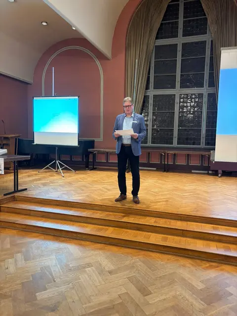 Carsten Brokelmann verkündet als Wahlleiter das amtliche Endergebnis für die Bürgermeisterwahl in Stade