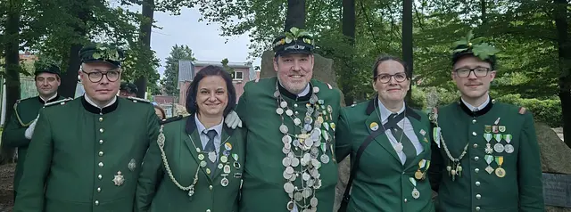 Die neue Vizekönigs-Crew aus Tostedt: Tim und Ivonn Goetsch (v. li.), Vizekönig Marc Baden "der Kontaktfreudige" sowie Xenia Röver mit Torven Weitendorf | Foto: Schützenverein Tostedt