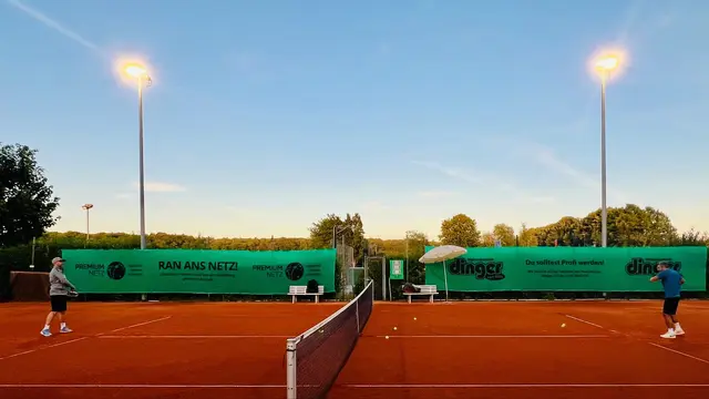 Abendstimmung auf der Tennisanlage in Vahrendorf: Zum 50-jährigen Bestehen lädt der TC Vahrendorf am 26. September zum großen Jubiläumsfest | Foto: Marc-Philipp Kittel / TC Vahrendorf e.V.   