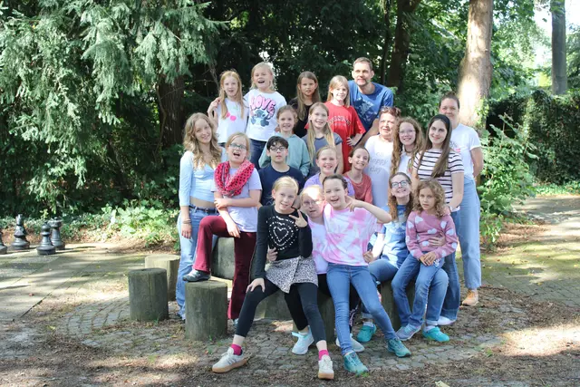 Der Kinderchor von St. Paulus bereitete sich bei einer Singfreizeit auf die Aufführung des Musicals „Gesprengte Ketten“ vor. Mit dabei waren Chorleiter Wolfgang Hofmann (hi. re.) und das Helferteam | Foto: Andrea Felleckner-Fieberg