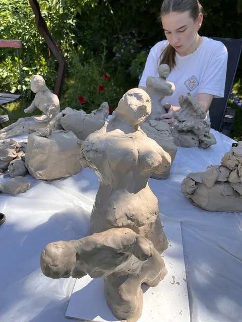 Schülerin Emma bei ihrer kreativen Arbeit | Foto: Rauscher