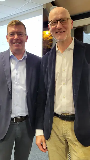 Die lachenden Sieger des Abends: Dirk Hirsch (li.) und Michael Riedel gehen am 27. September in die Stichwahl | Foto: sh