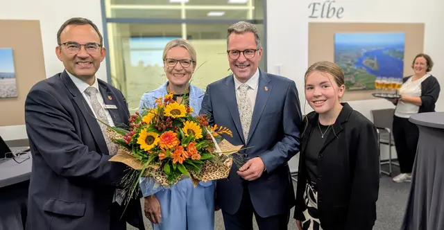 Freude über den Wahlsieg: Kreiswahlleiter Thorsten Heinze (li.) gratuliert seinem alten und neuen Chef Kai Seefried. Seefrieds Frau Julia und Tochter Marie freuen sich mit ihm | Foto: jd