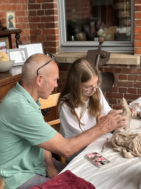 Beim Workshop: Bildhauer Ulf Petersen hilft Schülerin Ylvi beim Fertigen einer Skulptur | Foto: Rauscher
