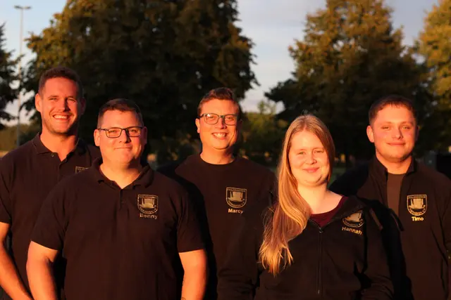 Der Vorstand des Faslamsvereins Vierhöfen (v. li.): Vorsitzender Patrick Putensen, zweiter Vorsitzender Benjamin "Benny" Tholen, Schriftwart Marcel Meyer, Faslamsvadder Hannah Wittmershaus und Faslamsmudder Timo Warnecke. Es fehlen Kassenwartin Nicole Koof, Getränkewart Rick Baumgarten sowie die Beisitzer Marvin Raffeck und Andreas Grebenstein | Foto: Markus Ibrom