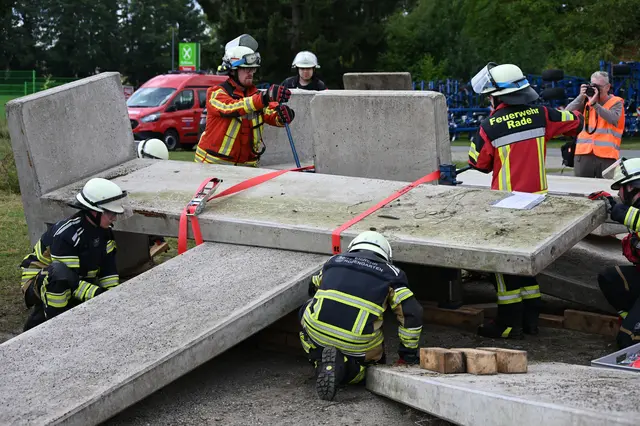 Simulation von Verschütteten: Die Einsatzkräfte trainierten mit Betonteilen technische Hilfeleistung | Foto: Feuerwehr/Wille